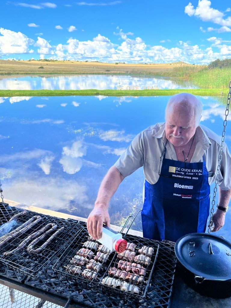 Gerhard Lombard braai koedoe-sosaties en spek toegedraai en koedoewors oor die kole. Dit is resepte wat sy vrou, Marie, spesiaal vir vanjaar se WildsKOSfees voorberei. FOTO: Mario Lategan
