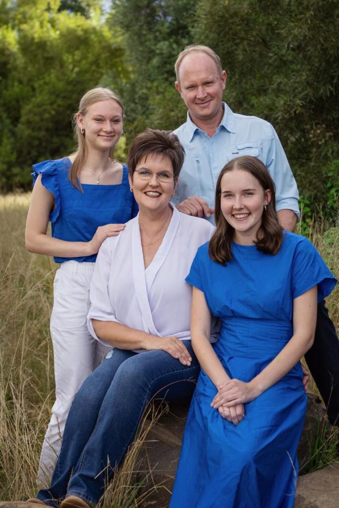 Die Butler-familie hier saam met Courtney (heel regs) is haar sussie Abigail (17), Mirna en Dwight Butler.