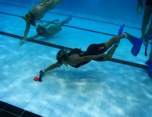 Klub se onderwaterhokkie toon diepte