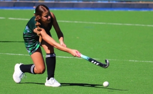 JF spelers wys hul slag op sportveld