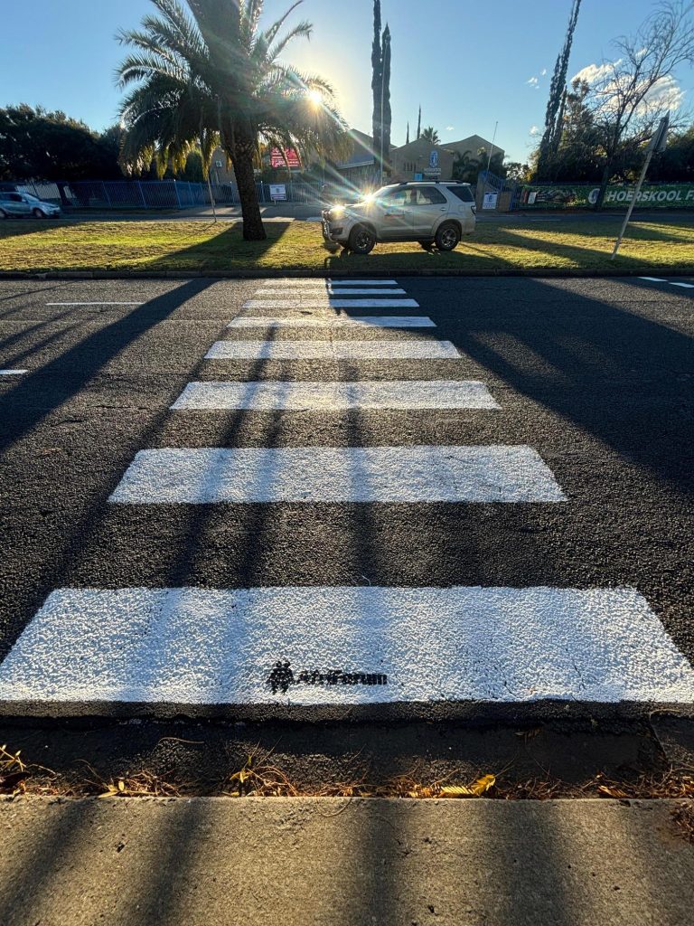 Die verf van padverkeersmerke in Hudsonrylaan vorm deel van AfriForum se Herstel en Versnel-projek.
