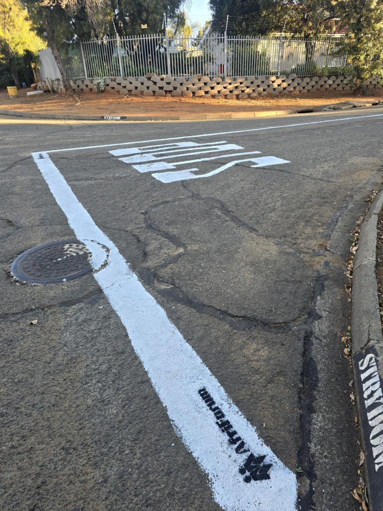 Stopstrate soos die op die hoek van Strydom- en Bergstedtstraat is oorgeverf.