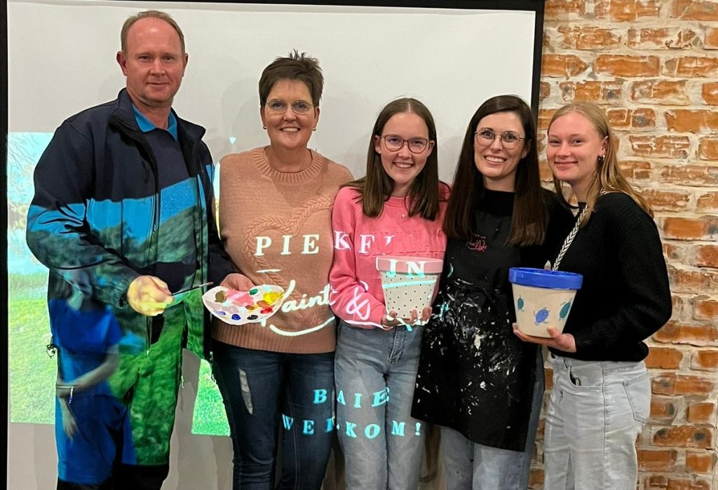 Op die Paint & Sip-geselligheid is van links Dwight en Mirna Butler, Courtney Butler, Mariska Kruger (Piekfijn) en Coutney se sussie, Abigail