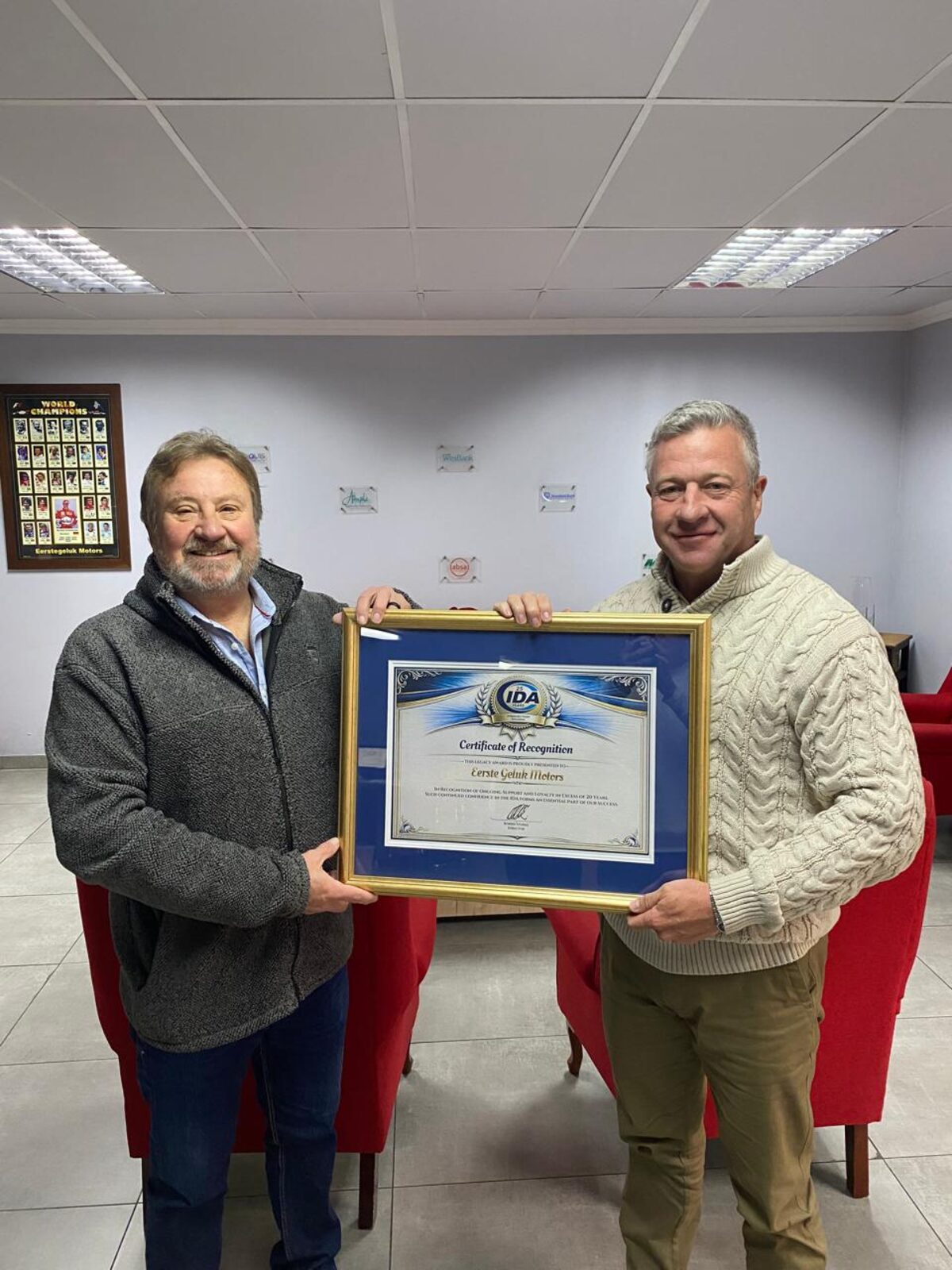 Barries Nagel (links) van die Onafhanklike Motorhandelaarsvereniging (IDA) oorhandig 'n sertifikaat aan Johan van Heerden van Eerste Geluk Motors in Bloemfontein.