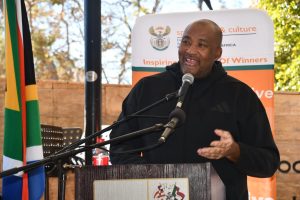 McKenzie vier Afrikaans se 101ste verjaardag in Bloemfontein