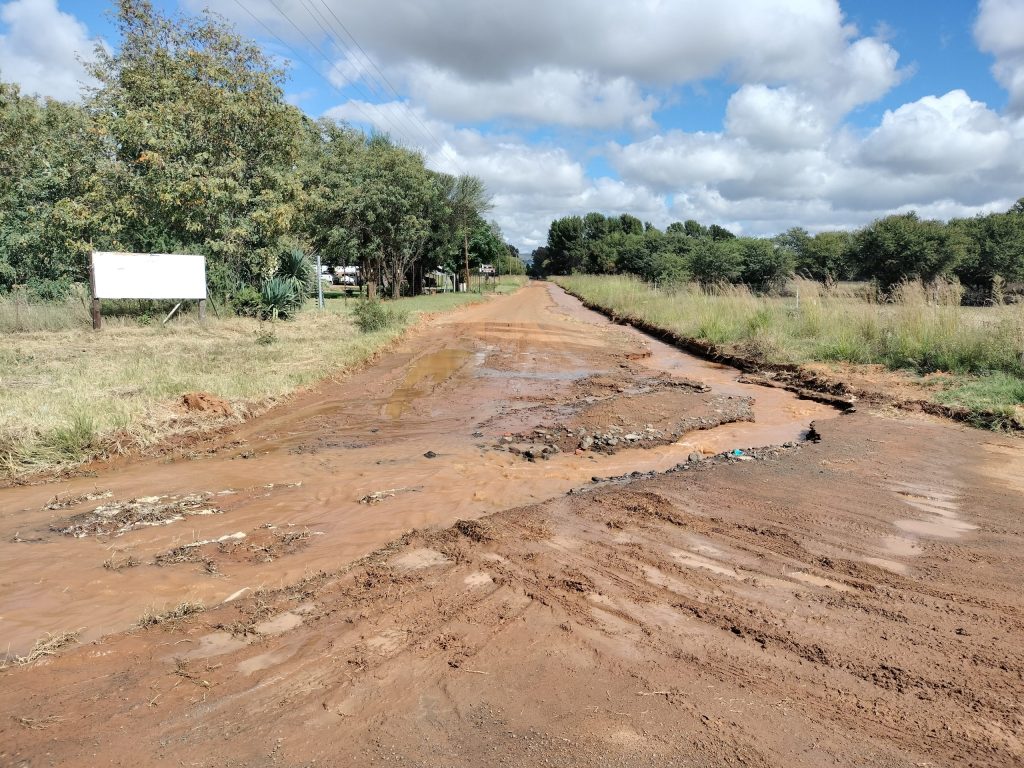 Gesuiwerde water spoel deur Quaggafontein se strate nadat dit uit die Brandkop-reservoir vrygelaat is.
