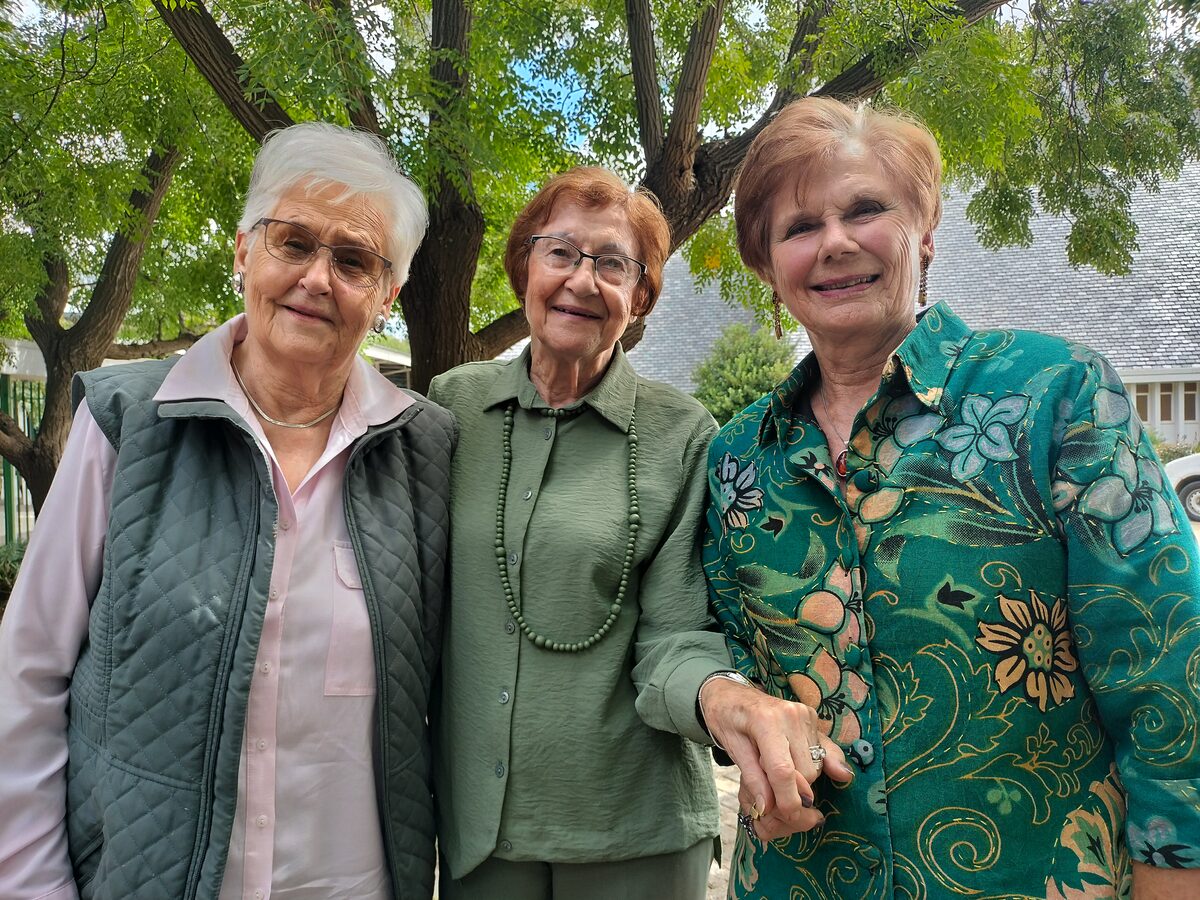 Ook op die besonderse laaste geleentheid van die UV Vroueklub op 16 April is van links Elsie Strauss, Lydia Labuschagne en Menitza Gutter.