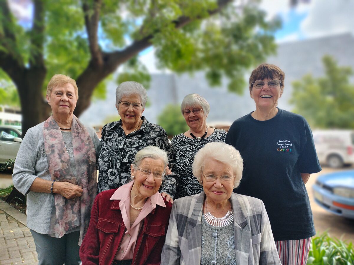 
Gaste op die laaste saamkuier is van links, voor: Febe van Vuuren en Ria Uys; agter: Marianna Terblanche, Magdaleen Pieterse, Hiltrude Loesch en Ansa du Toit.