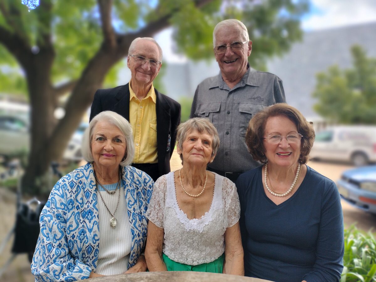
Op die geselligheid is van links, voor: Maryke van Niekerk, Corrie le Roux en Annalie van der Berg; agter: Hannes Pelser en Piet le Roux.