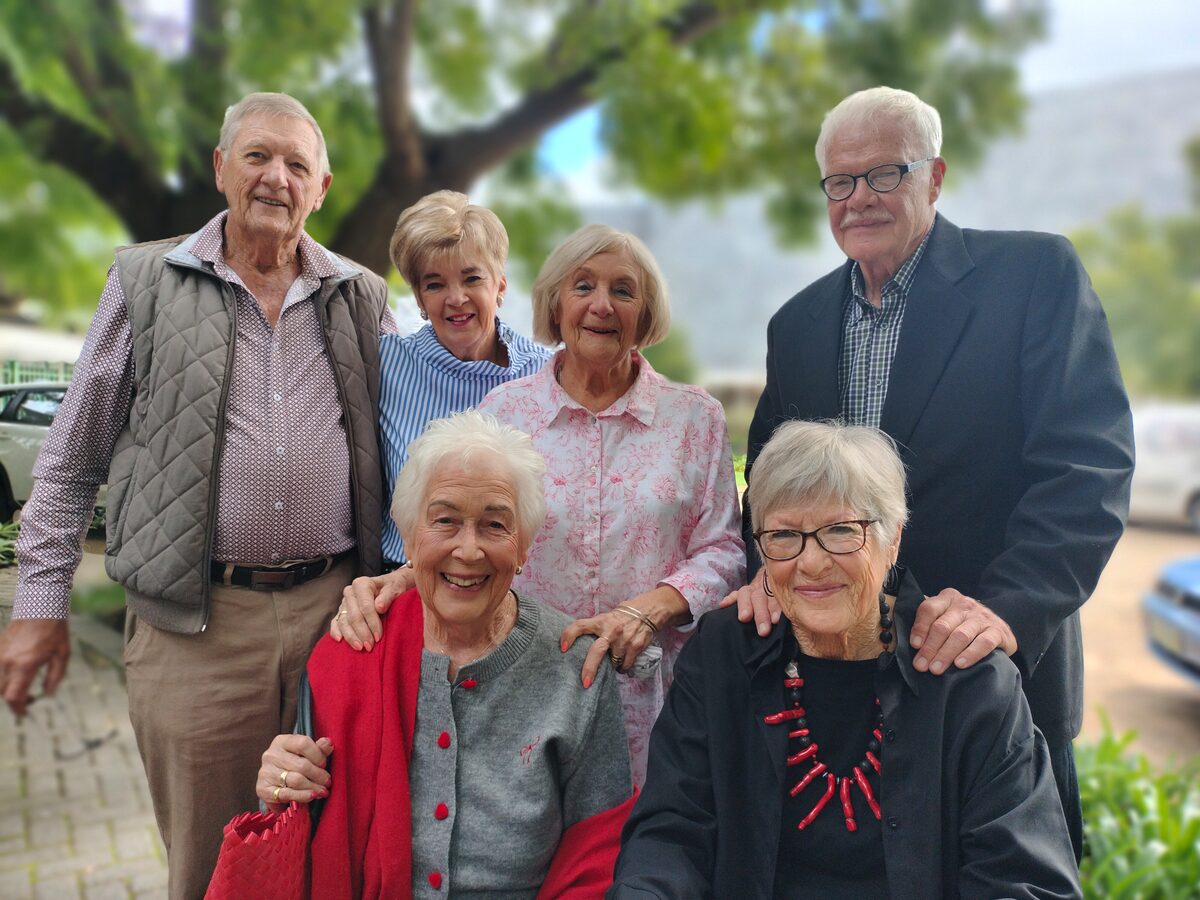 Op die geselligheid was van links, voor: Madgdaleen Schoch en Elsa van Coller; agter: Louis Theron, Ritha Theron, Mags Fullaway en Hennie van Coller.
