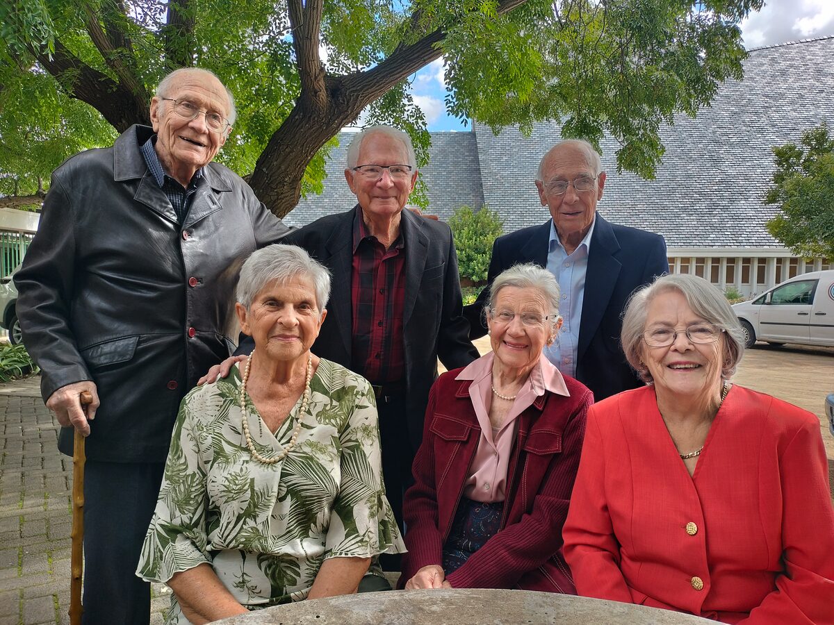 
'n Groep van die gaste is van voor Retha Wolfaard en Febe van Vuuren en Marie van Niekerk; agter: Tiny van Niekerk, Manie Wolfaardt en Martin van Vuuren.