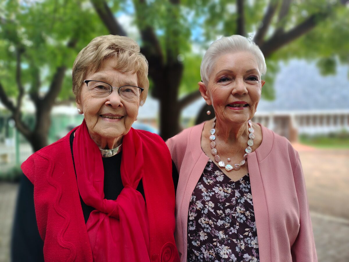 Twee vroue wat in hul jongdae ontmoet het en later albei deel was van die UV Vroueklub, is van links Elsa Joubert en Elize Schoeman. Elsa was in die jare 1960 'n Afrikaanse onderwyser aan die Hoërskool Jim Fouché en Elize het by haar klas gehad.