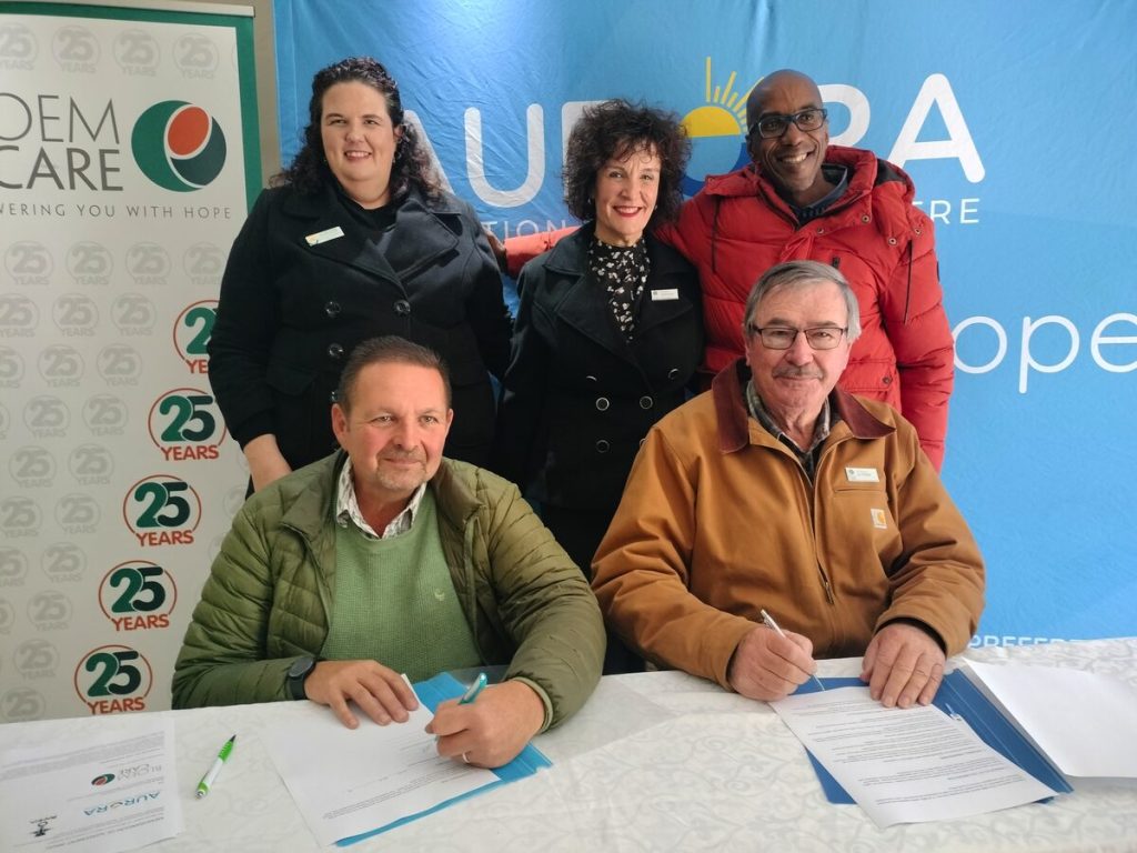 At the signing of the memorandum of agreement are from the left, front: ds. Jannie Smith (Chairperson: Aurora) and William du Plessis (Director: Bloemcare); back: Marietjie Landsberg (director: Aurora), Barbara Steenkamp (Hospital Manager: Bloemcare) and Dr Sello Lucas Mokwena (Clinical Head of Pelonomi Regional Hospital).