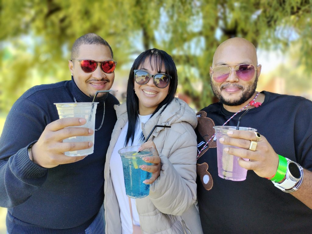 Gaste op die dag se verrigtinge is van links Matthew van der Ross, Virginè Sammy en David van der Ross.