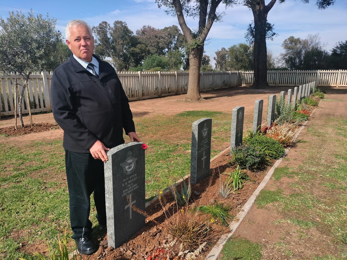 Attendees had the opportunity to place a poppy at the graves. Alexander Jordaan placed a poppy at the grave of Pilot Office K.H. Wright from the Royal Air Force that was a friend of his father.