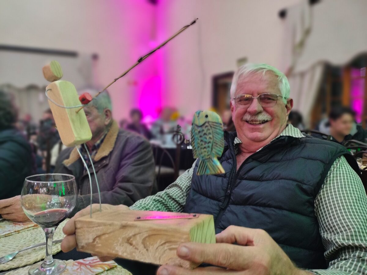 Steyn van Aswegen met die kunswerk Jan Visserman wat hy gekoop het.