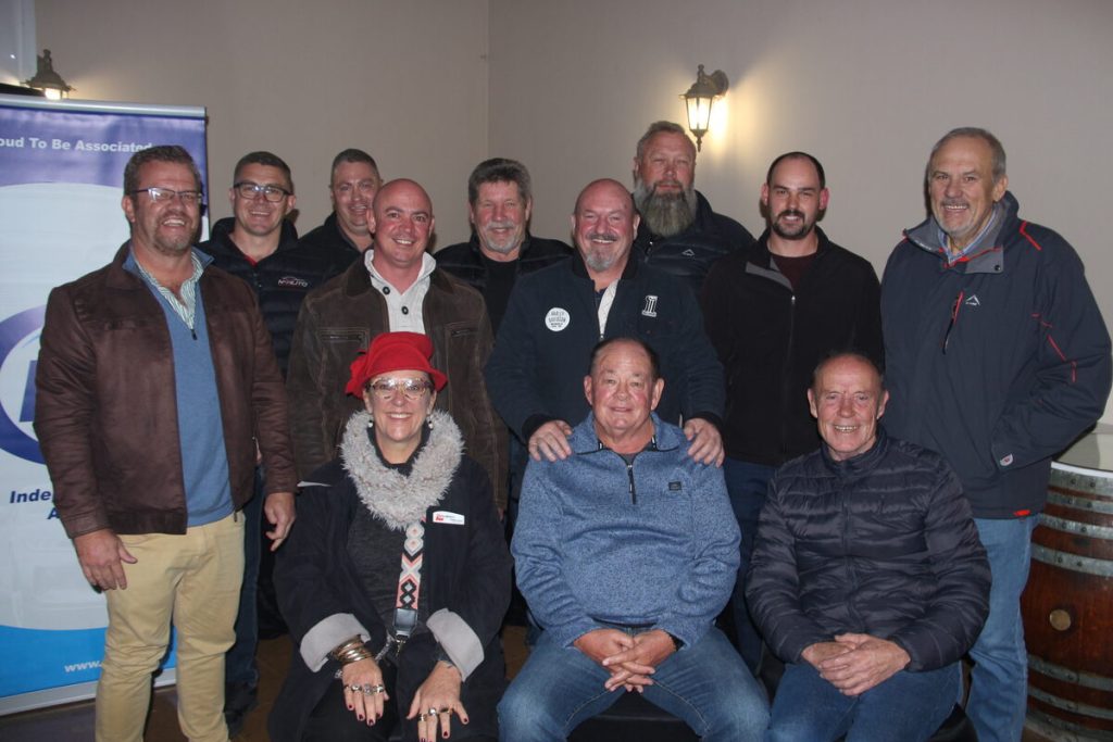 Verteenwoordigers en eienaars van motorhandelaars in Bloemfontein wat vereer is, is van links, voor: Natalie Leeuw (Sentra Motors), Marti Deysel (Bloemfontein Motors) en  Marius van Zyl (Serengeti Motors); agter: Johan Yssel (Motorman), Francois Nortje,  Nowayne van Eck  (albei van NF Auto), Gerhard Beukes (Zijlstras Autohaus),  Bokkie Norval (Rendennis Motors),  Nicky Lombard (N & N Motors), Henk le Roux (German Motors), Jean Brider jr. (Jean Brider Motors) en  Leon Geeringh (Leon Geeringh Motors).  