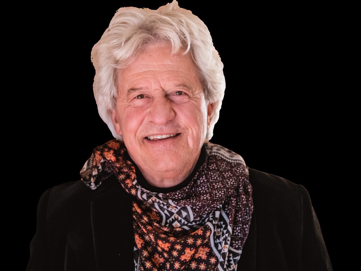 Jannie du Toit help inwoners van Huis Jean Webber met konsert