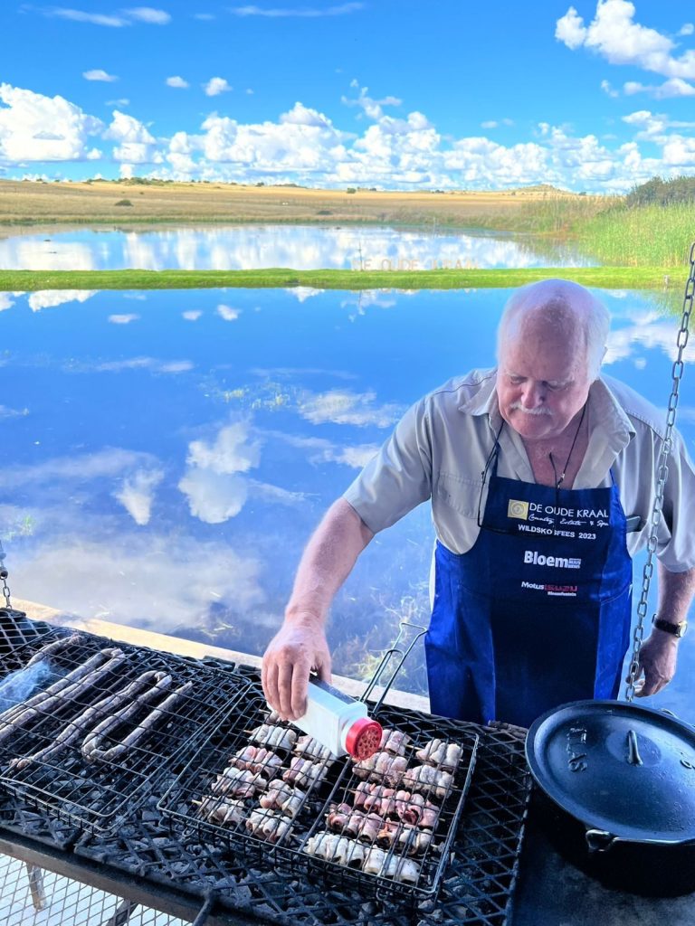 Gerhard Lombard berei van die vleis voor wat op vanjaar se De Oude Kraal WildsKOSfees voorgesit gaan word.  FOTO: Verskaf