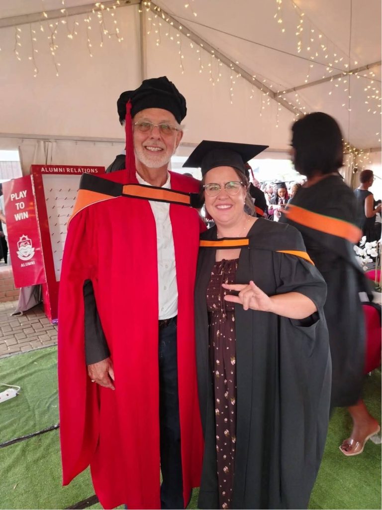 Renatha van Reenen en haar studieleier aan die UV prof. Theo du Plessis