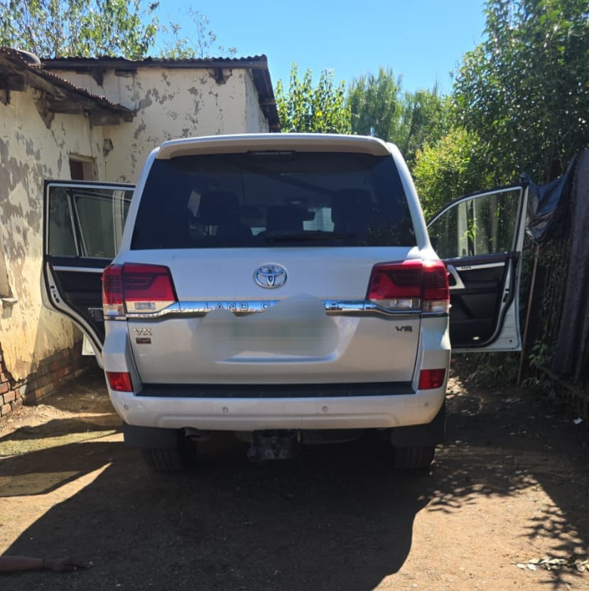 The Bloemfontein Police Flying Squad arrested three suspected car thieves and recovered two luxury cars.