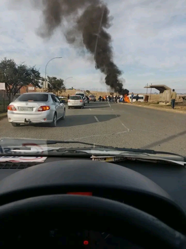 WATCH | Mangaung service delivery shutdown descends into looting of tuck shops