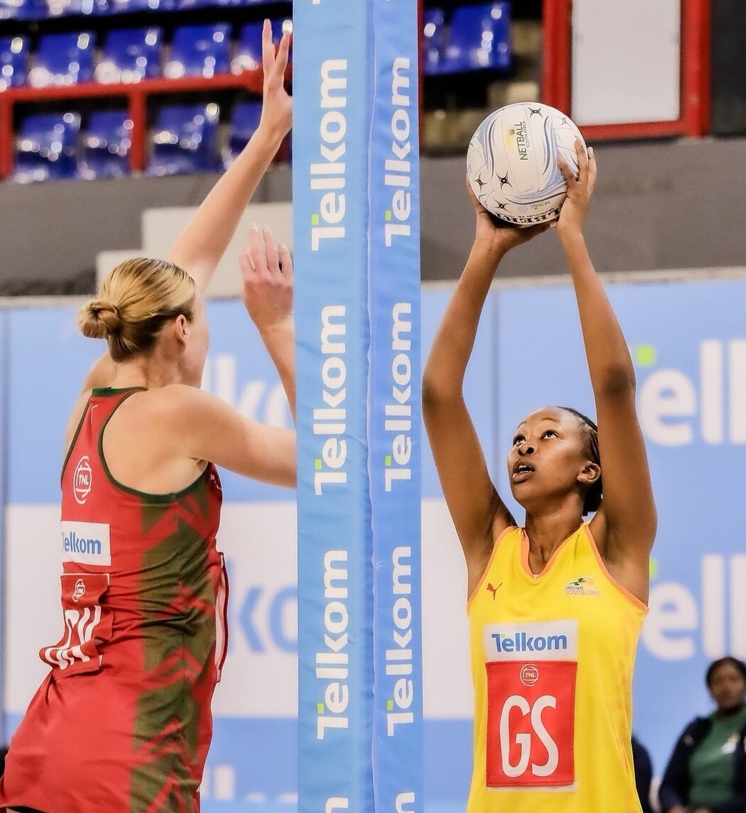 Zeluleko Ntombela of the Free State Sonoblomo netball side in yellow against the North West opponents Ditsukudu