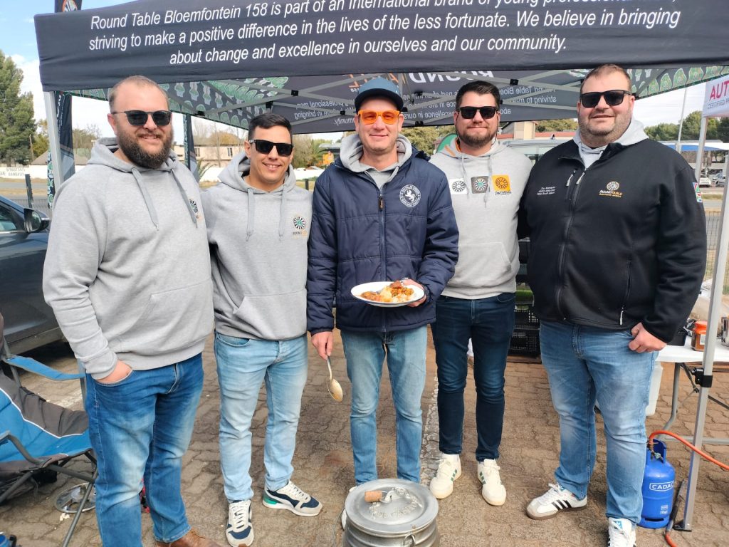Die manne van Round Table 158 het heerlike potjiekos opgedis.