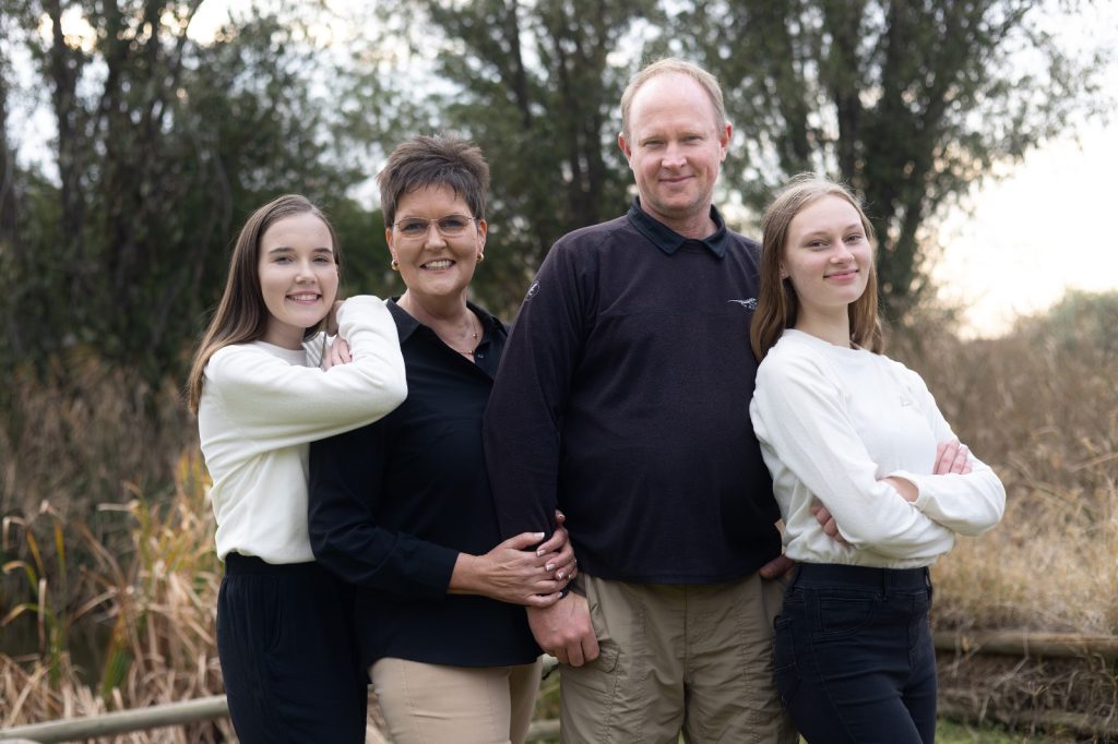 Courtney Butler (links) saam met haar gesin, haar ouers Mirna en Dwight Butler, en haar suster, Abigail.