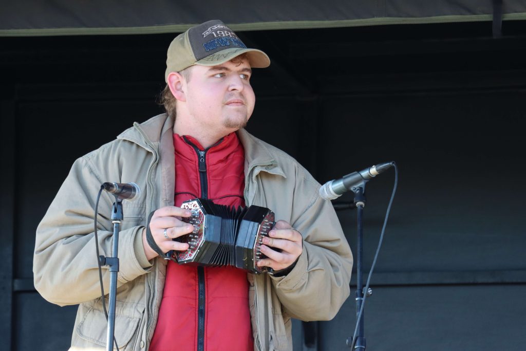 Kosie Beukes met sy konsertina het deur die dag vir eg Suid-Afrikaanse vermaak en lekker kuiermusiek gesorg.