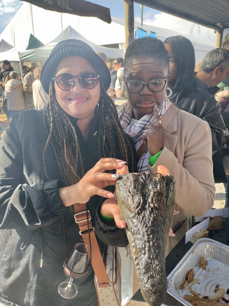 Nkone Mopeli en Nteboheleng Phatela Malindi het dit nie net gewaag om die krokodilvleis te eet nie, maar ook om die kop van nader te bekyk