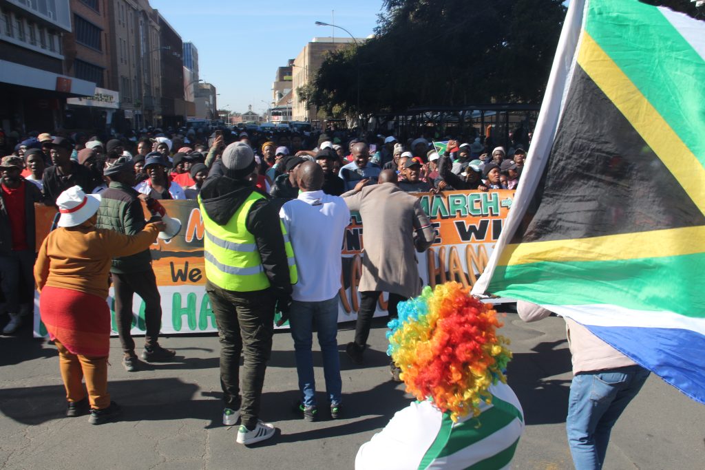 Optoggangers by Hoffmanplein op pad na die O.R Thambogebou