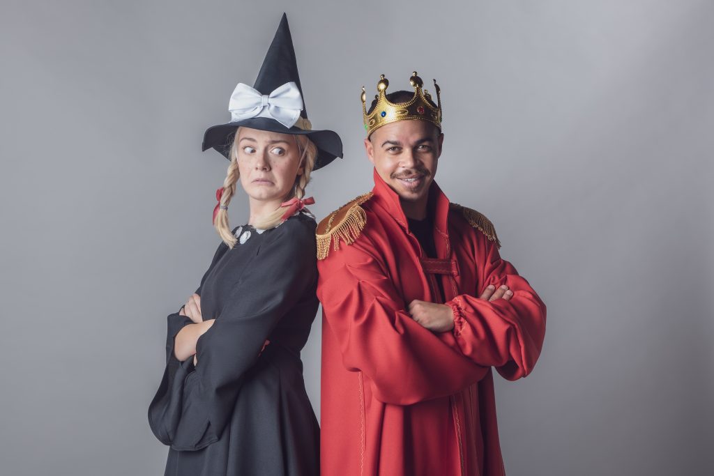 Die akteurs Mia van der Merwe (Liewe Heksie) en Eldon van der Merwe (Koning Rosekrans) in Liewe Heksie word 'gescam' is van 8 tot 10 Julie te sien op die Vrystaat Kunstefees