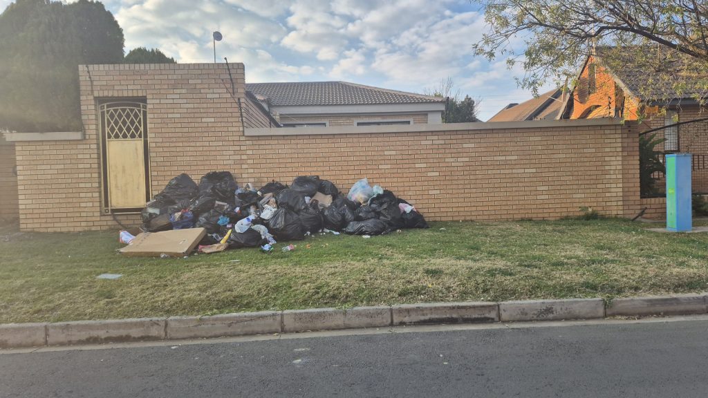 Veral by woonstelle en meenthuiskomplekse raak die hope vullis wat nie verwyder word nie, 'n reuse-probleem. As inwoners nie self iemand betaal om die vullis te verwyder nie, bly dit lê en versprei.