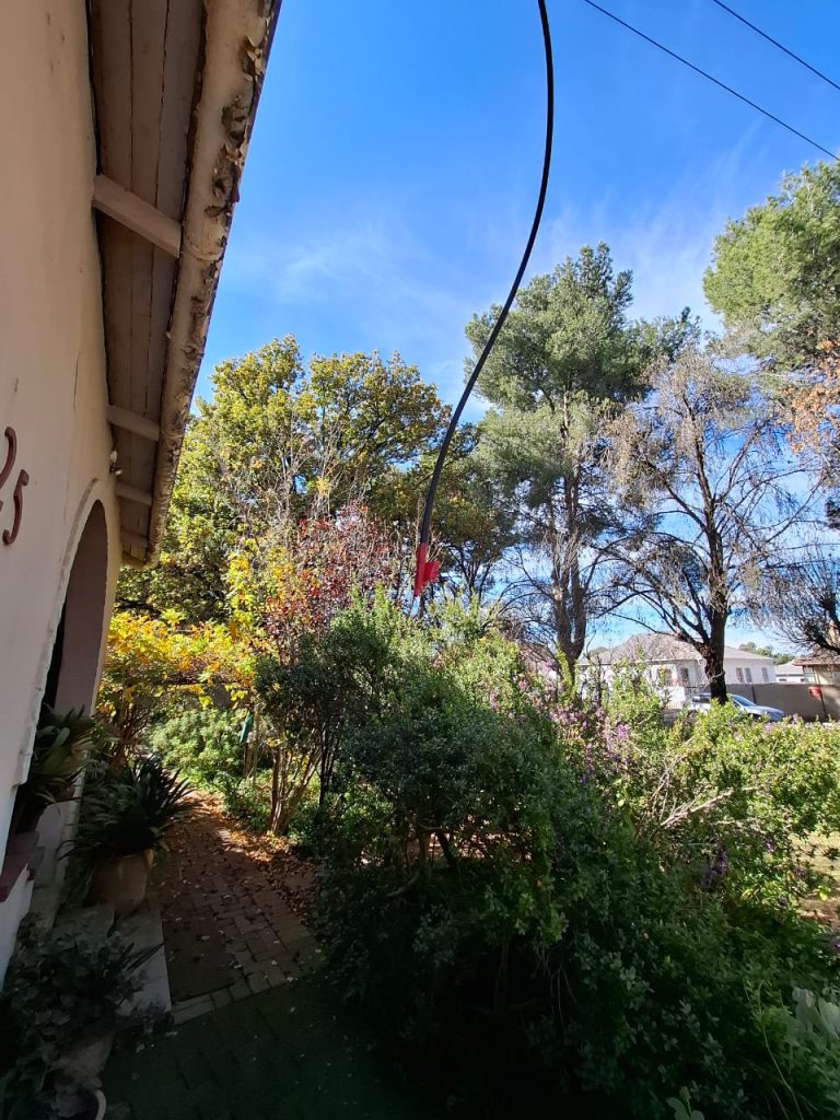 Die kragkabel wat van die huis in Extonweg af hang.