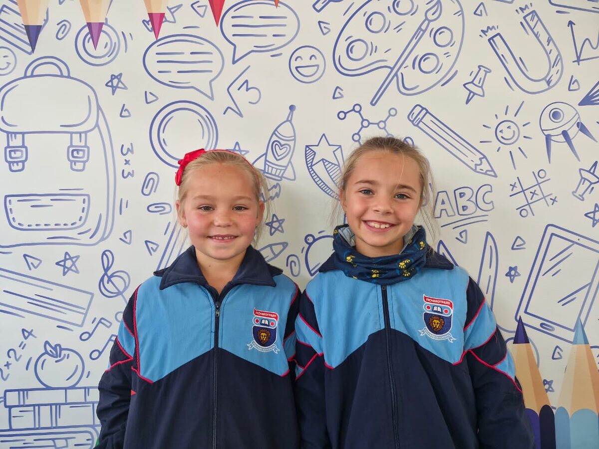 Drie gr 2-leerders het uitgeblink in die Kunswedstryd. Hulle is Milley van der Westhuizen (links) en Lienka Goosten.