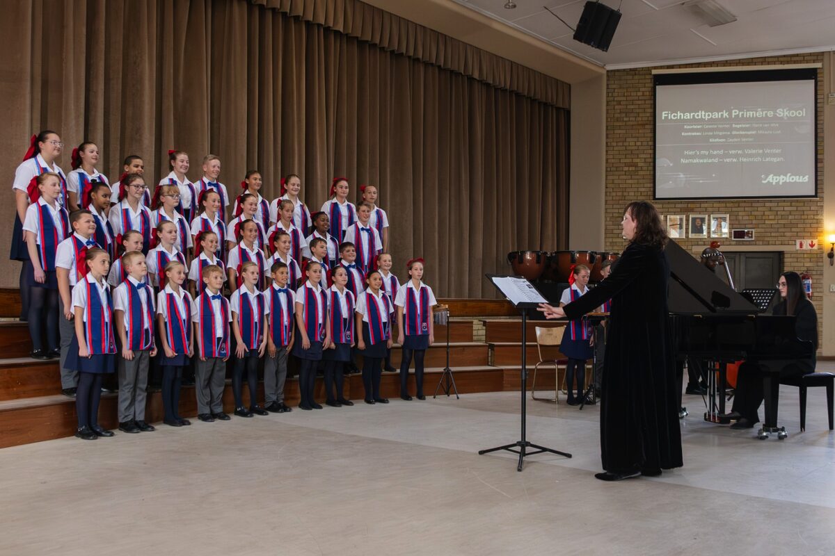 Die Laerskool Fichardpark se skoolkoor het Maandag 1 Mei op die ATKV Applous-streeksfinaal 'n goue eerbewys ontvang.
