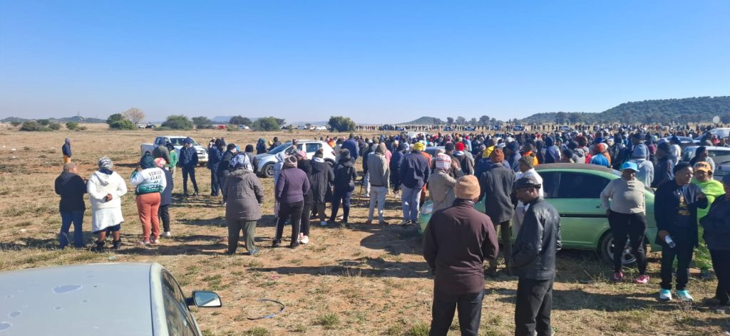 Hundreds of people streaming to where the ANC ruled Mangaung Metro is allocating land next to Lourierpark.