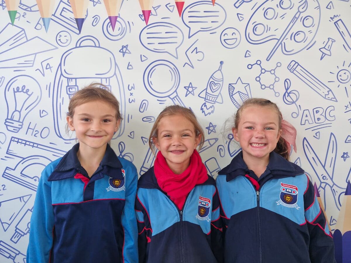 Dié drie leerders het uitgeblink in die Afrikaanse Kunswedstryd. Hulle is Carli Cronje, Lea-Jane Roberts en Livia Botha.