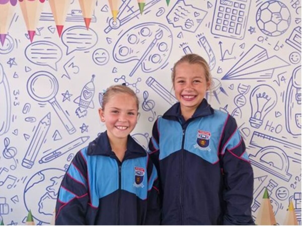 Gr. 3-leerders wat aan die Afrikaanse Kunswedstryd deelgeneem het is Miané van der Westhuizen (links) en Mari Wessels. 
