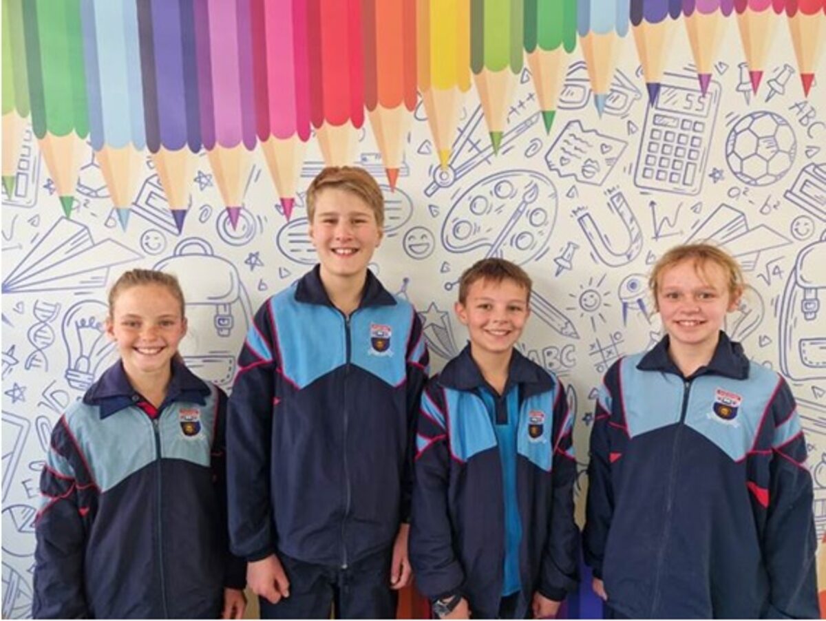 Die gr. 6-leerders was van links Jana Deacon, Henco Brand, Pieter Venter en Giselle Venter. 
Annieke Oosthuizen was afwesig.