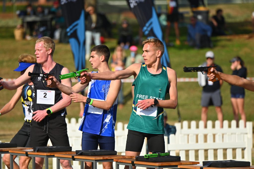 AJ Theron (heel regs) in aksie tydens die skiet-afdeling van die laserwedloop. 