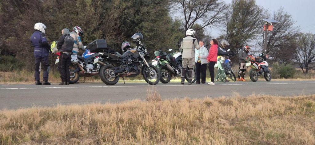 Die motorfietsryers op pad na die Boesmansgat in die Noord-Kaap