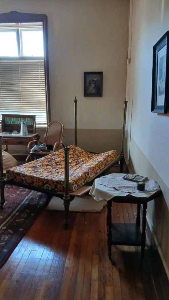 'n Leë matras nadat boewe die naweek ingebreek het.