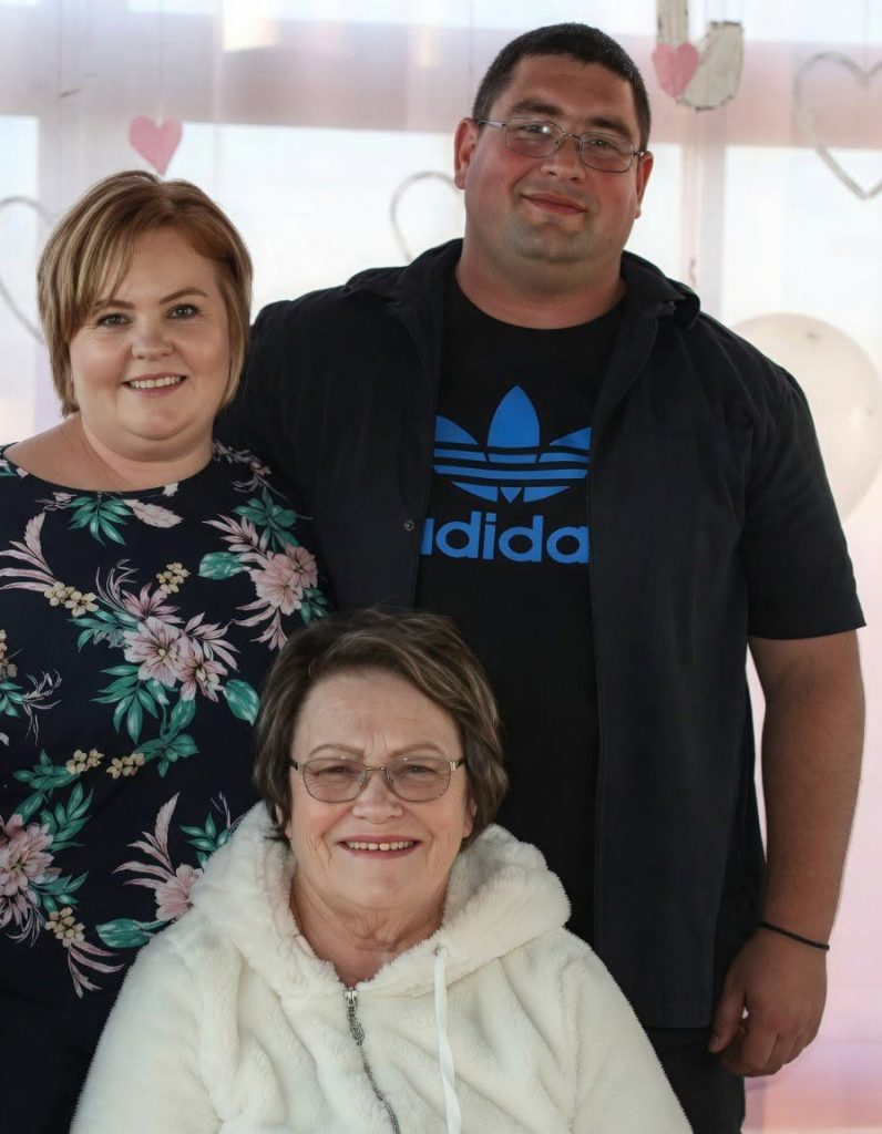 Betsie Kruger (66) en haar dogter Janine Theron (35) en Janine se man, Christo (36)