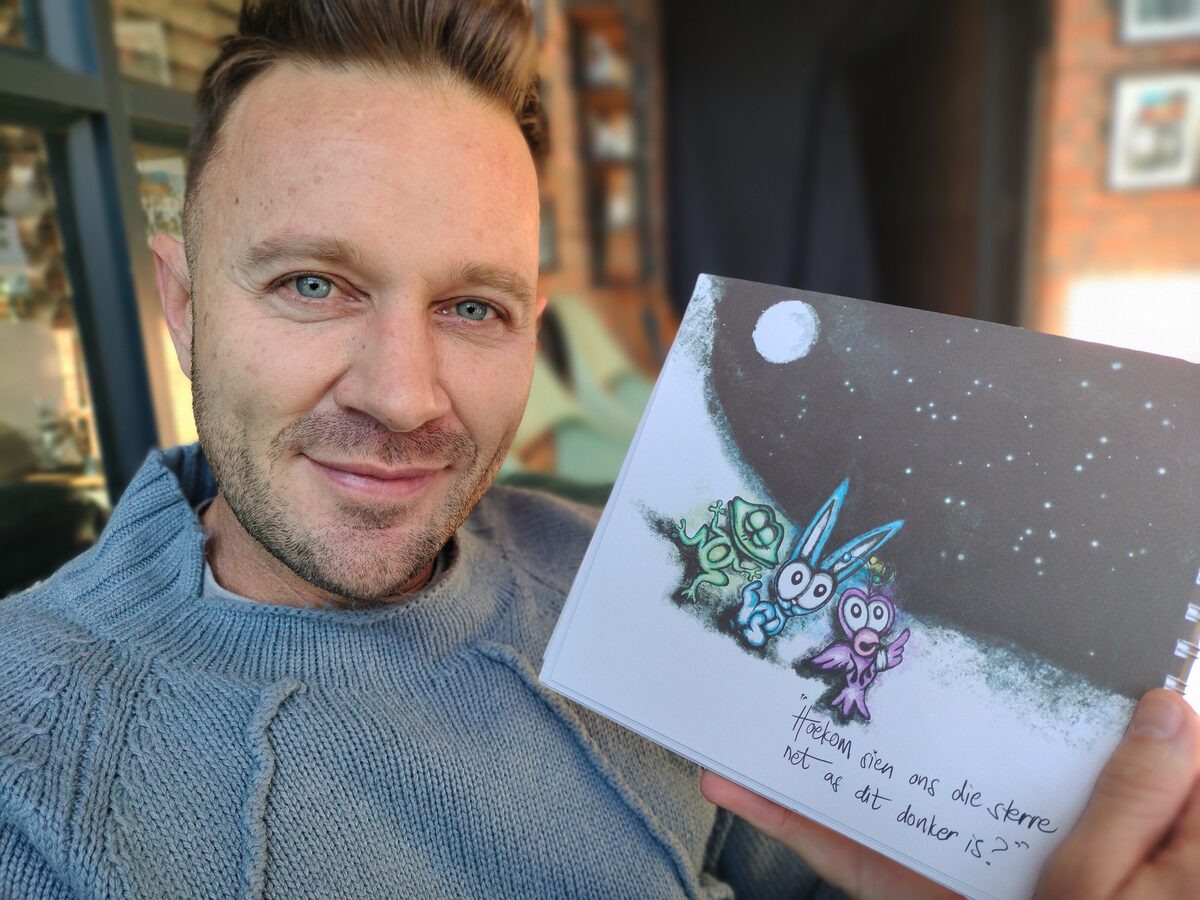 Xander Steyn met een van die illustrasies in die boek Hans Haas.