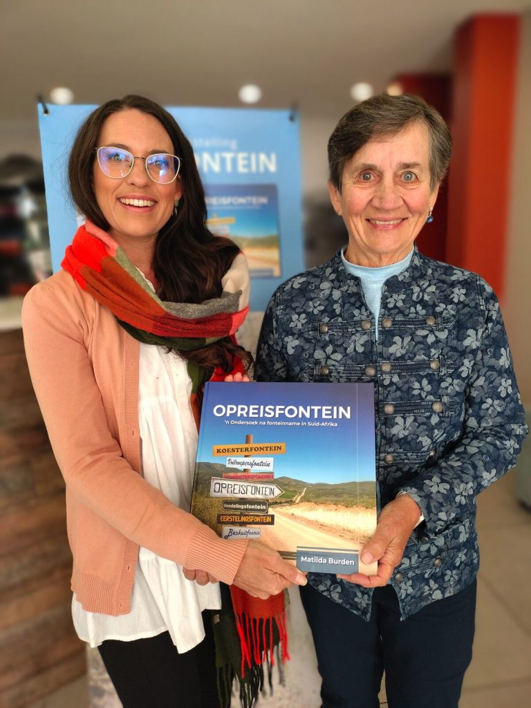 Maryke Venter, van Bloemfontein wat die boek se bladuitleg behartig het, saam met Matilda Burden.