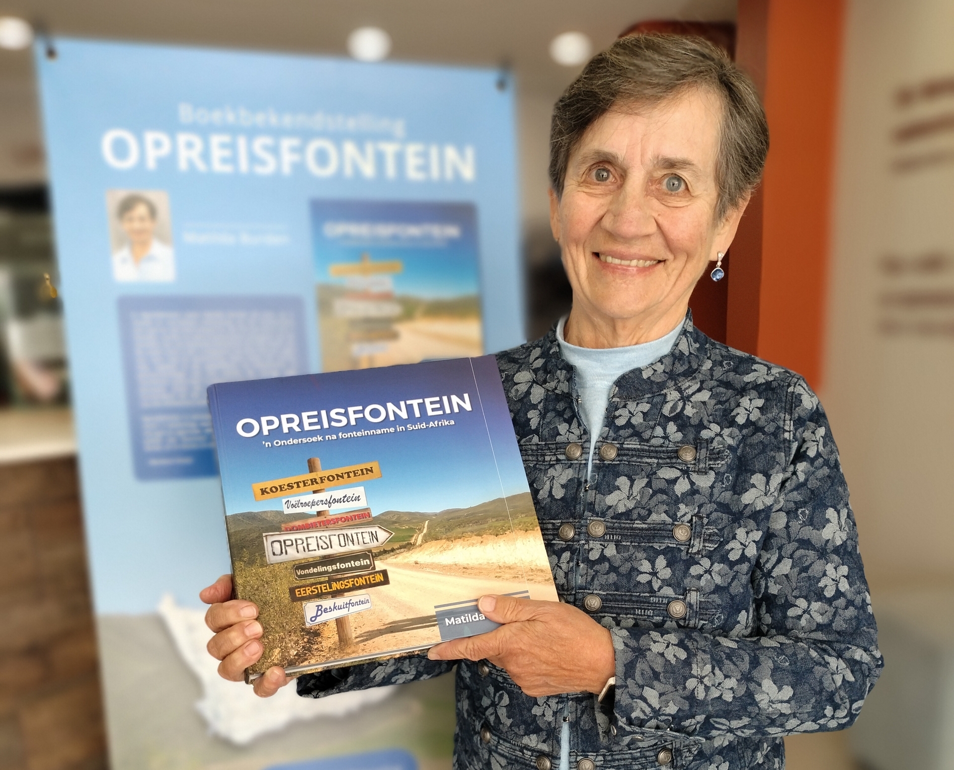 Prof. Matilda Burden met haar boek Opreisfontein.