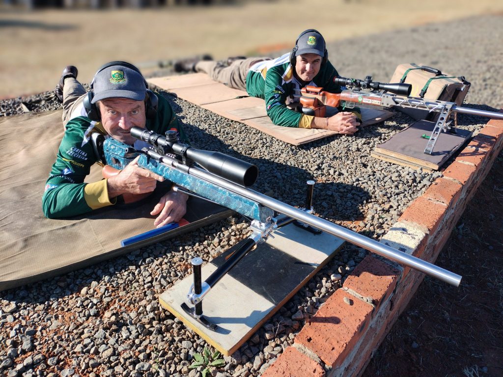 Henk Vente en Jan Cilliers lê aan op die Generaal De Wet-skietbaan