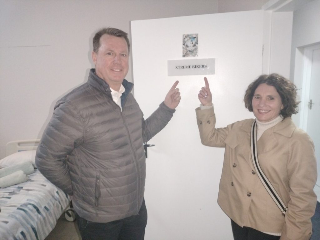 Adv. Henk Cilliers en dr. Dalene van Jaarsveld in Bloemfontein Hospice waar 'n kamer na Xtreme Bikers genoem is
